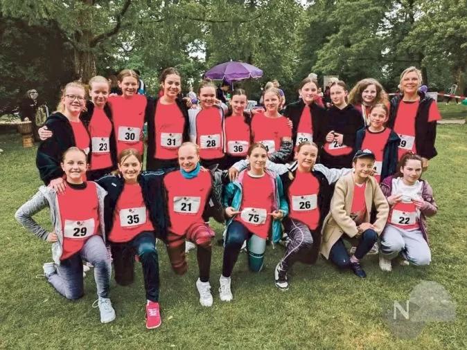 Die Sportklasse der St.Angela Schule beim Benefizlauf 2025